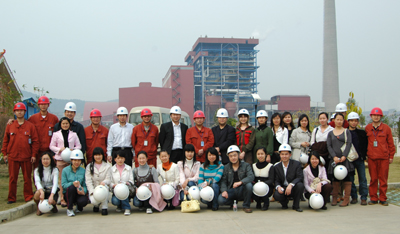 我院院领导和青年团员参观火电厂并留影。