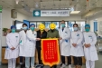 94岁高龄新冠患者康复出院，送锦旗致谢我院医护团队